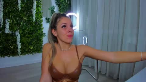 Snapshot of zinasquirts chatting on October 31, 2025, 8:54 pm Galli online show from October 31, 2025, 8:54 pm