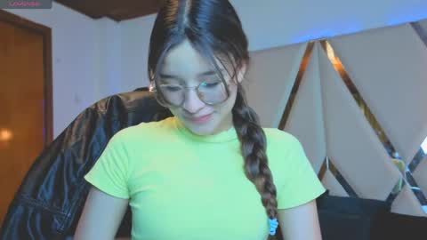 zoe_dear online show from June 3, 2026, 2:08 pm