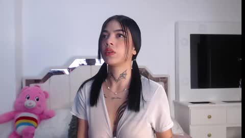 zoe_kravitx_ online show from October 22, 2025, 5:08 am