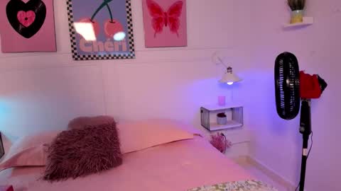 Zoe Lynch online show from December 15, 2025, 11:47 am