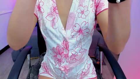 zoe_moreau online show from April 7, 2026, 7:25 pm