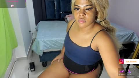 zoe_rosee4 online show from May 3, 2026, 10:49 pm