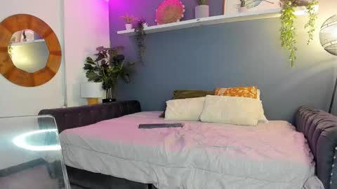 Zoe online show from September 12, 2025, 7:14 pm