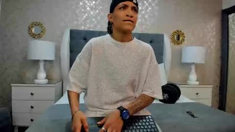 Zoe Krug online show from September 22, 2025, 12:18 pm