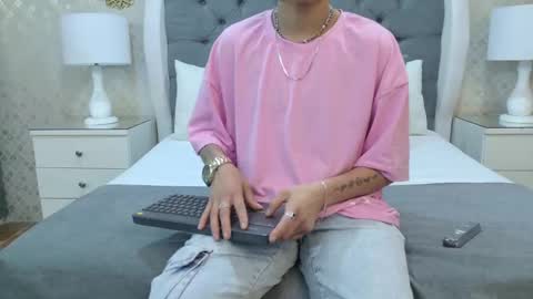 Zoe Krug online show from November 8, 2025, 11:43 am