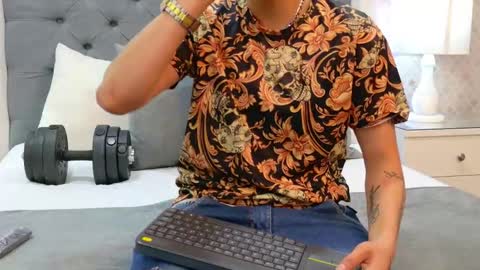 Zoe Krug online show from November 13, 2025, 11:53 am