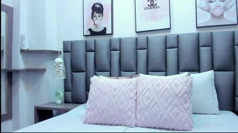 Zoe Krug online show from April 6, 2026, 12:06 pm