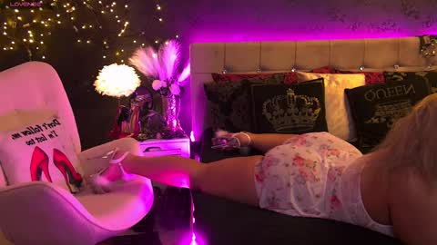 ZoeMesmerize online show from October 28, 2025, 6:06 am