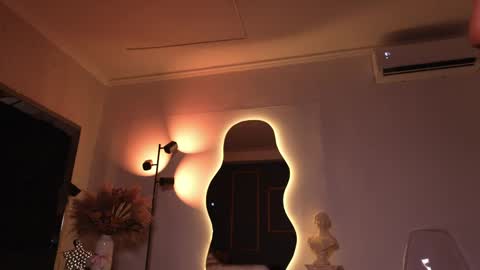 zoevidal_ online show from April 16, 2026, 12:06 pm