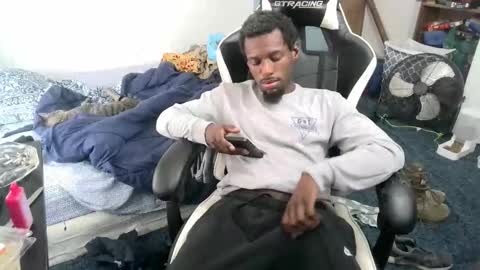 Snapshot of zoneingout chatting on November 6, 2025, 7:48 pm zoneingout online show from November 6, 2025, 7:48 pm