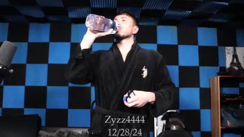 Snapshot of zyzz4444 chatting on December 29, 2024, 3:54 am Greek God online show from December 29, 2024, 3:54 am