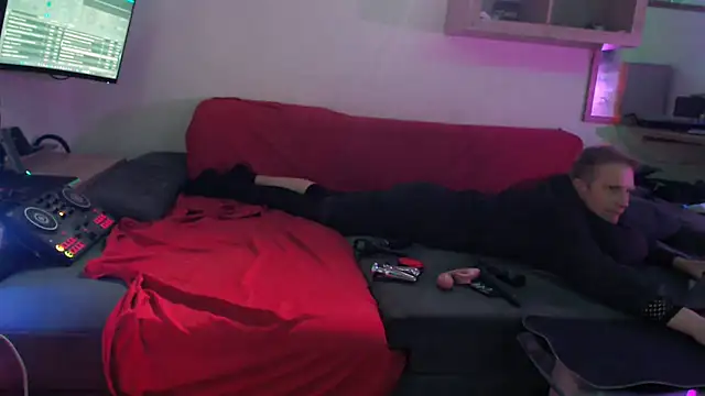 davidgntxxxxx online show from April 7, 2026, 5:57 pm