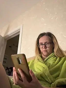 Snapshot of angelmommu chatting on February 22, 2025, 5:57 pm angelmommu online show from February 22, 2025, 5:57 pm