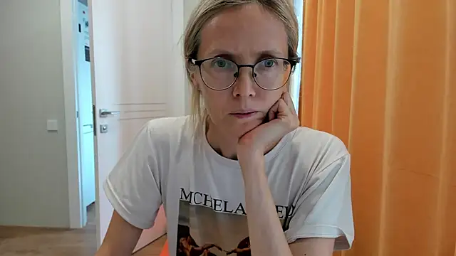 Snapshot of angelmommu chatting on September 18, 2025, 12:18 pm angelmommu online show from September 18, 2025, 12:18 pm