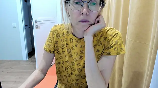 Snapshot of angelmommu chatting on September 22, 2025, 5:26 pm angelmommu online show from September 22, 2025, 5:26 pm