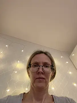 Snapshot of angelmommu chatting on February 16, 2026, 11:17 am angelmommu online show from February 16, 2026, 11:17 am