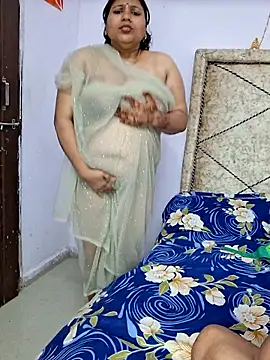 Snapshot of MOM-SUN-COUPLE chatting on February 11, 2025, 8:10 pm MOM-SUN-COUPLE online show from February 11, 2025, 8:10 pm