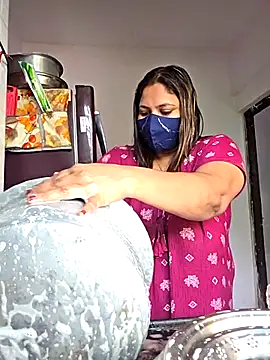 Snapshot of MOM-SUN-COUPLE chatting on September 26, 2025, 9:35 am MOM-SUN-COUPLE online show from September 26, 2025, 9:35 am