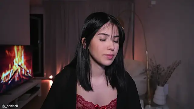 anniehillofficial online show from October 1, 2025, 8:37 pm