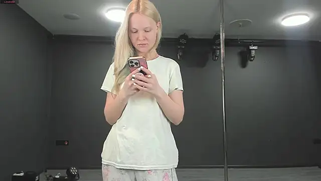 Snapshot of Masha_2002 chatting on May 24, 2026, 8:14 pm Masha 2002 online show from May 24, 2026, 8:14 pm
