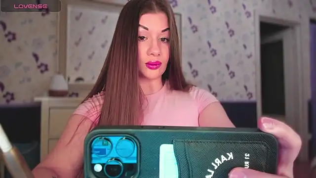 Snapshot of JuicyHelenX chatting on October 6, 2025, 3:31 pm JuicyHelenX online show from October 6, 2025, 3:31 pm