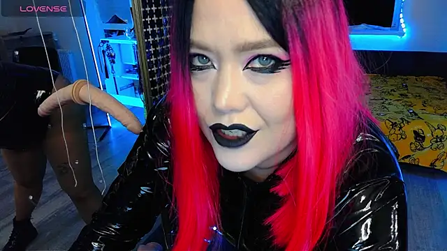 wickedxqueen online show from April 19, 2026, 6:32 pm