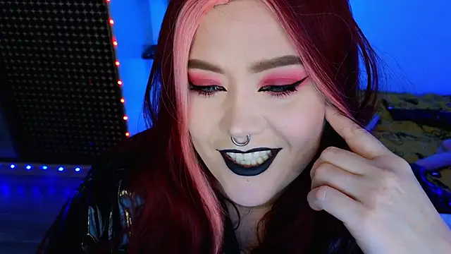 wickedxqueen online show from May 3, 2026, 5:08 pm