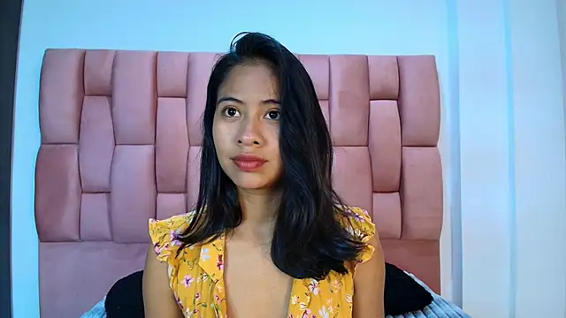 JuliKim  online show from February 25, 2026, 12:59 pm