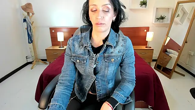 Kristen Garner online show from February 4, 2025, 8:06 pm