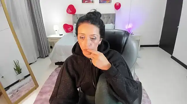 Kristen Garner online show from February 17, 2025, 11:42 pm