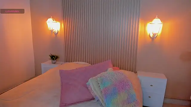 EmilyEvans7 online show from November 14, 2025, 8:07 pm