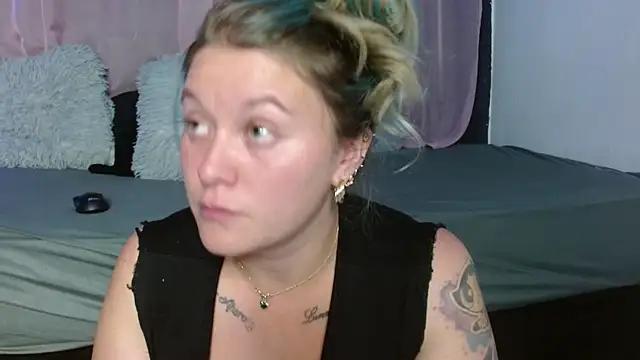 Snapshot of miley_jensen chatting on December 22, 2024, 9:11 am miley jensen online show from December 22, 2024, 9:11 am