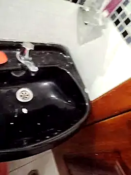 Snapshot of Alexisllanos chatting on December 21, 2025, 5:03 am Alexisllanos online show from December 21, 2025, 5:03 am