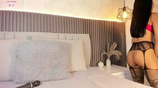 SHANONCLARK online show from November 16, 2025, 6:13 pm