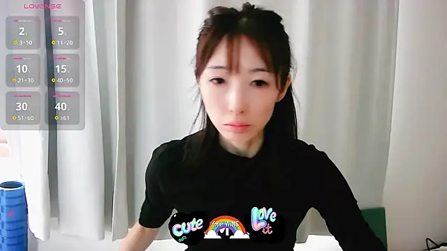 Snapshot of Love_me_Eri_ chatting on October 18, 2025, 4:04 am Love me Eri online show from October 18, 2025, 4:04 am