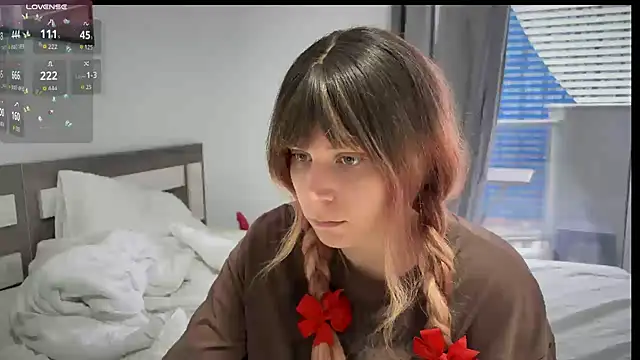 ShiroiFubuki online show from September 18, 2025, 1:46 pm