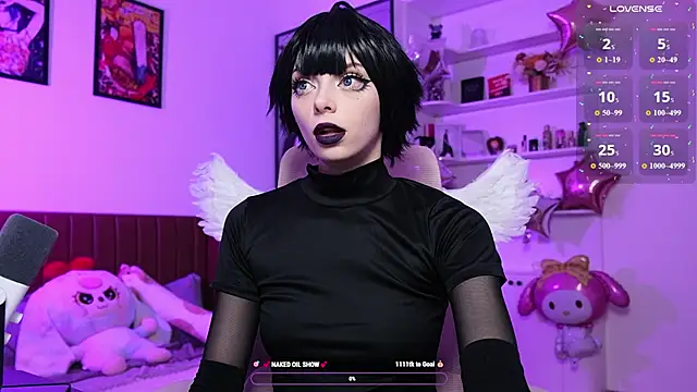 HolliWould  online show from April 26, 2026, 12:03 pm