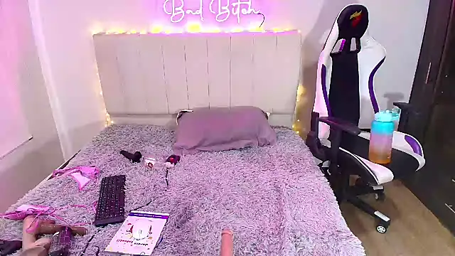 a belladanger online show from December 22, 2024, 8:25 pm