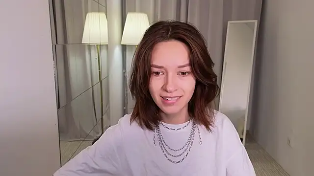 Snapshot of VivianLy_ chatting on December 20, 2024, 7:55 am VivianLy online show from December 20, 2024, 7:55 am