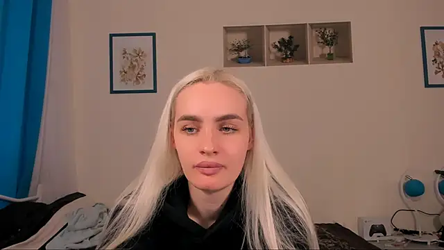 OliviaKisss online show from May 13, 2026, 1:08 pm
