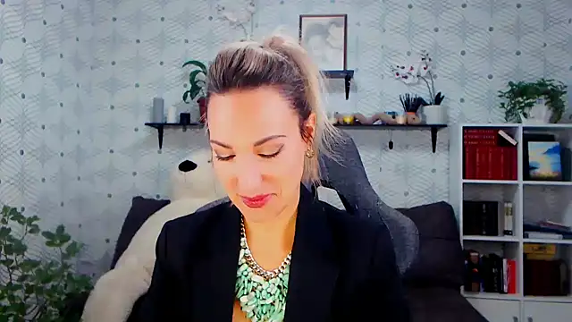 MillaXQueen online show from October 25, 2025, 3:07 pm