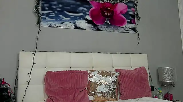 Snapshot of JuliaHunts chatting on December 31, 2024, 8:04 am JuliaHunts online show from December 31, 2024, 8:04 am