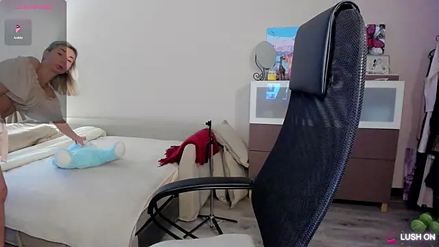 DannaEvan online show from December 15, 2025, 3:33 am