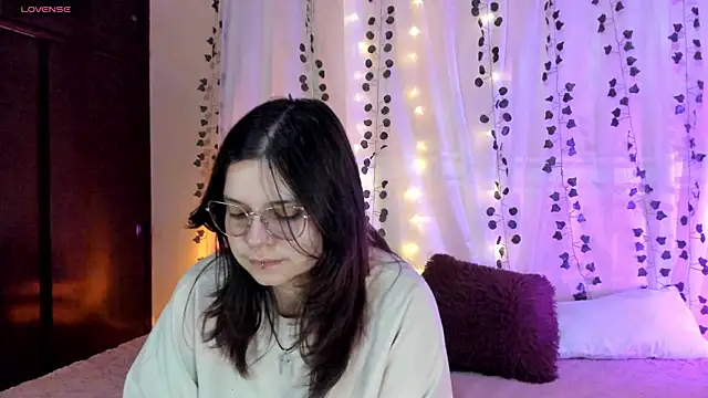 Snapshot of Mey_moon chatting on December 11, 2024, 8:18 pm Mey moon online show from December 11, 2024, 8:18 pm