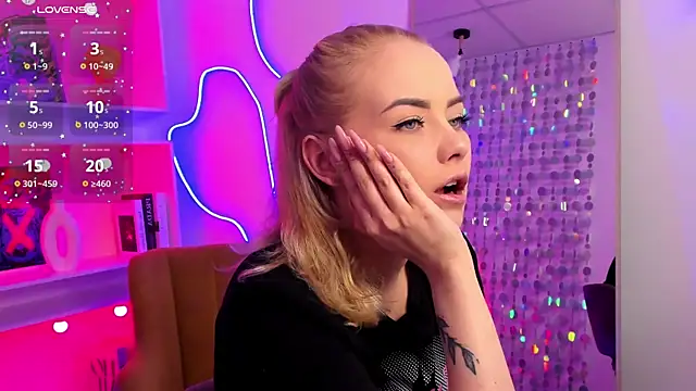 StephanieSweety online show from April 24, 2026, 7:05 pm