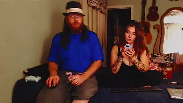 Snapshot of Geeznuts19 chatting on October 19, 2025, 3:40 am Geeznuts19 online show from October 19, 2025, 3:40 am