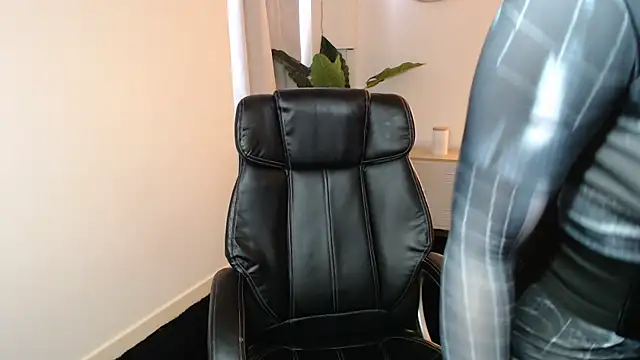 Crystal-dreamt online show from February 21, 2026, 11:11 am