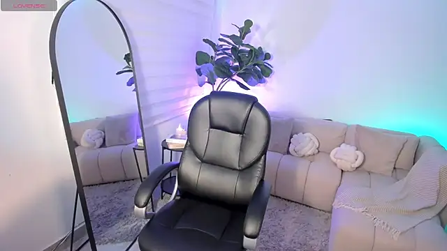 MileyCruz  online show from June 8, 2026, 11:05 pm