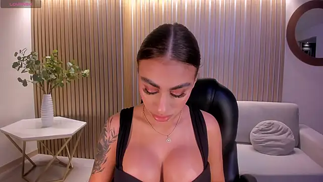 DannaCruz online show from November 25, 2025, 7:14 pm