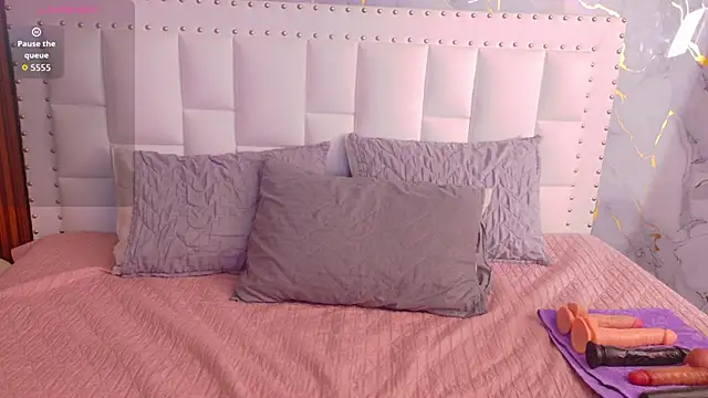 valkiria moore online show from December 19, 2025, 12:23 pm